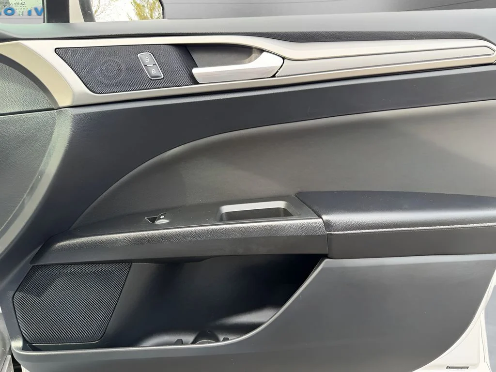 Used 2019 Silver Ford SE image 25