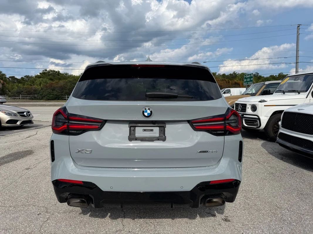 Used 2024  BMW xDrive30i image 7