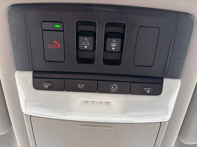 Used 2021 White Nissan Platinum image 25