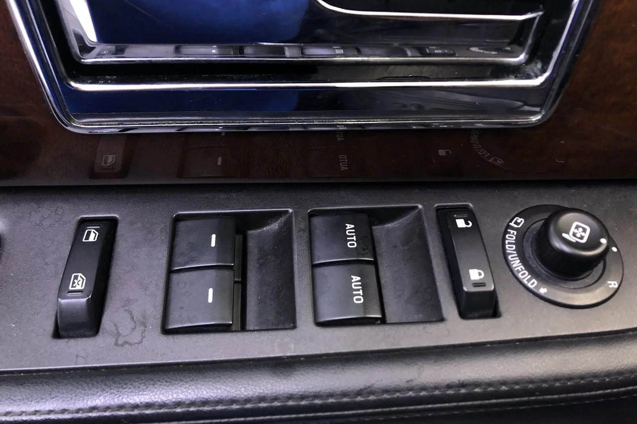 Used 2015 White Platinum Lincoln  image 21