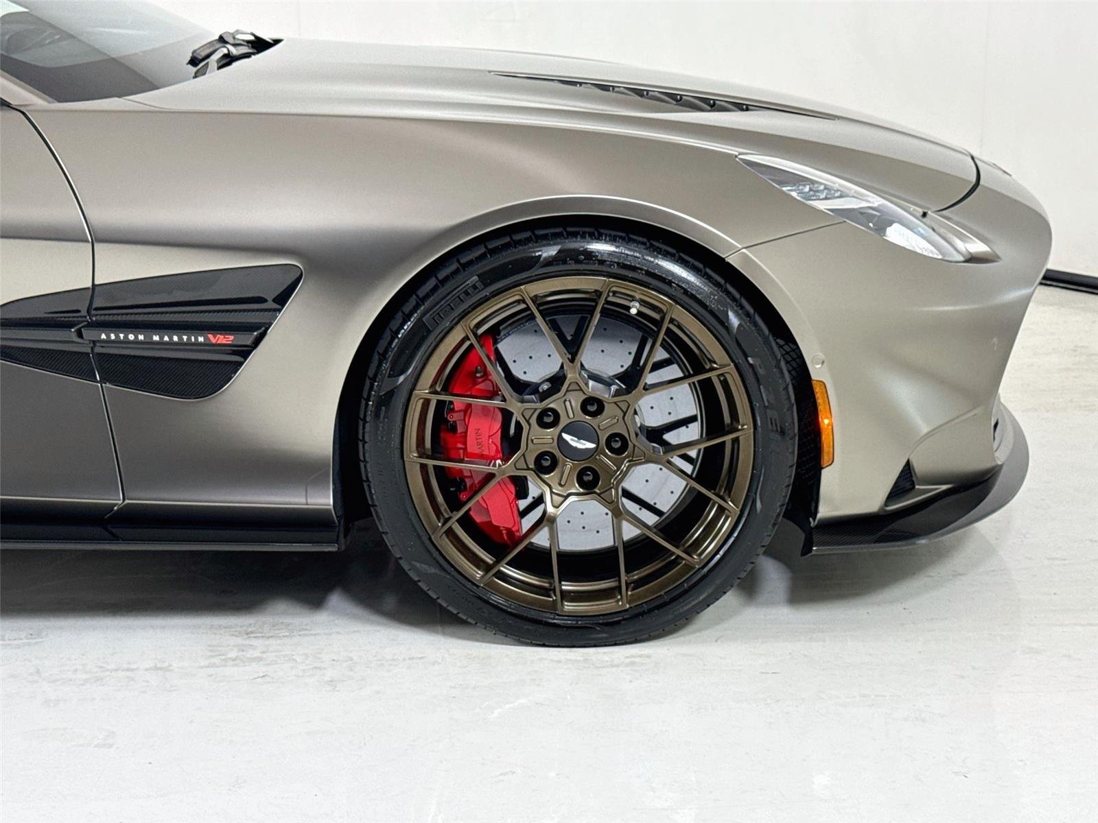 Used 2025  Aston Martin  image 38