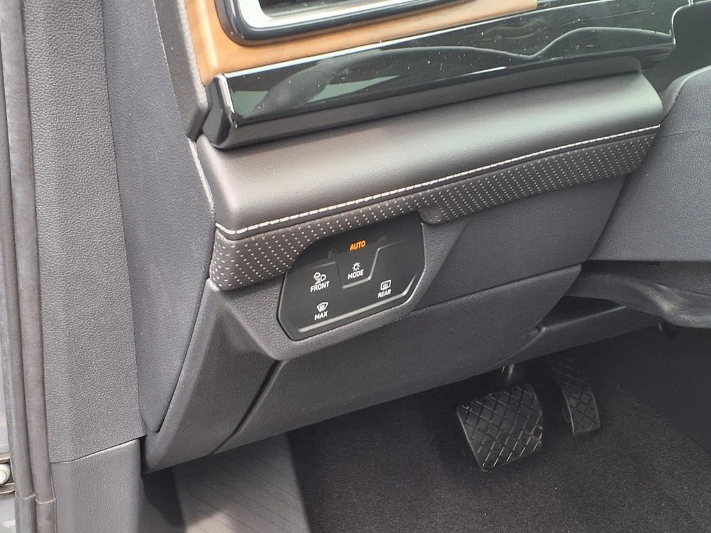 New 2026 Pure Gray Volkswagen 2.0T SE w/Technology image 14