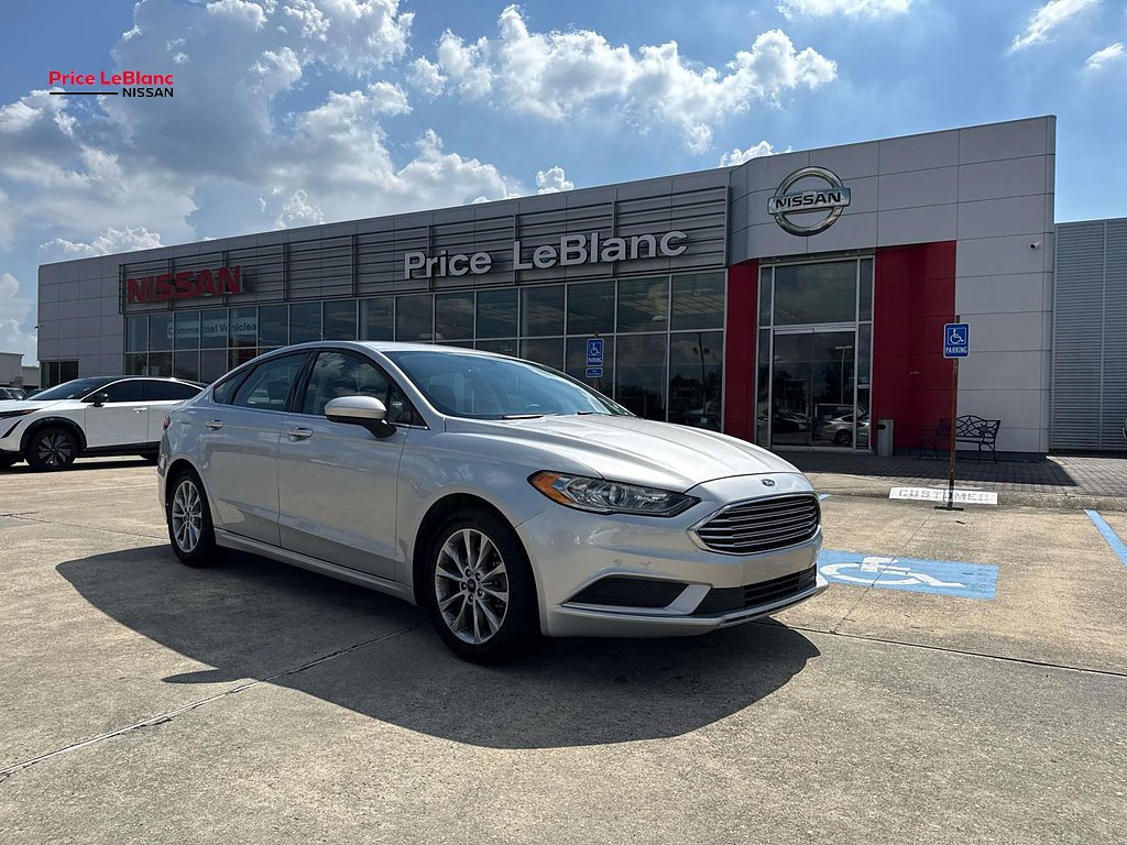 Used 2017 Ingot Silver Ford SE image 1