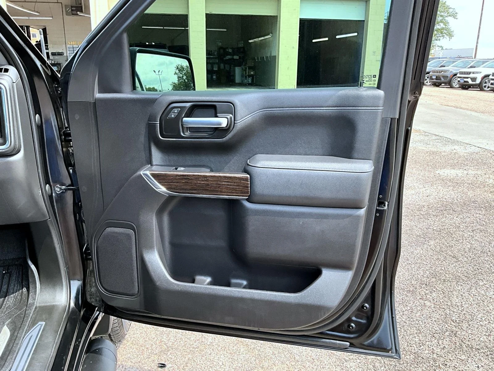 Used 2021 Black GMC Elevation image 17