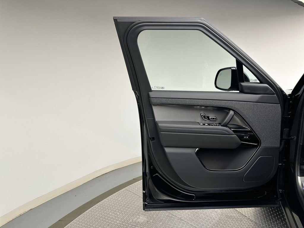 New 2027 Santorini Black Metallic Land Rover SE image 9