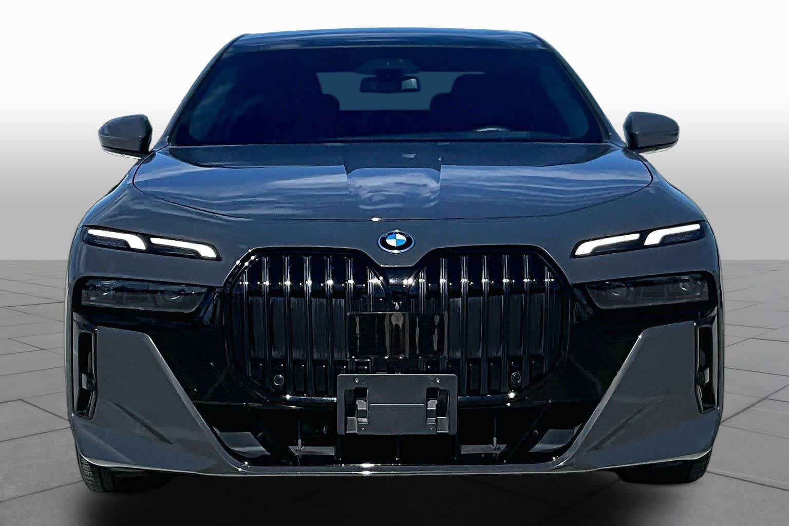 Used 2023 Individual Dravit Grey Metallic BMW xDrive60 image 3