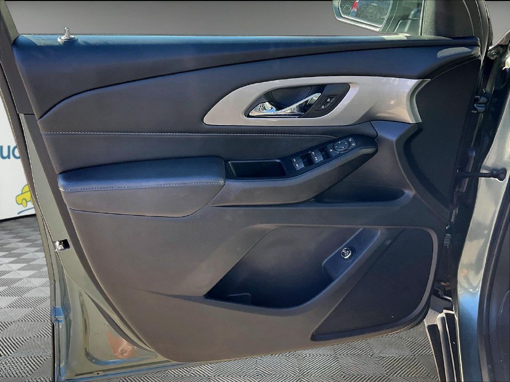 Used 2023 Silver Sage Metallic Chevrolet AWD image 9