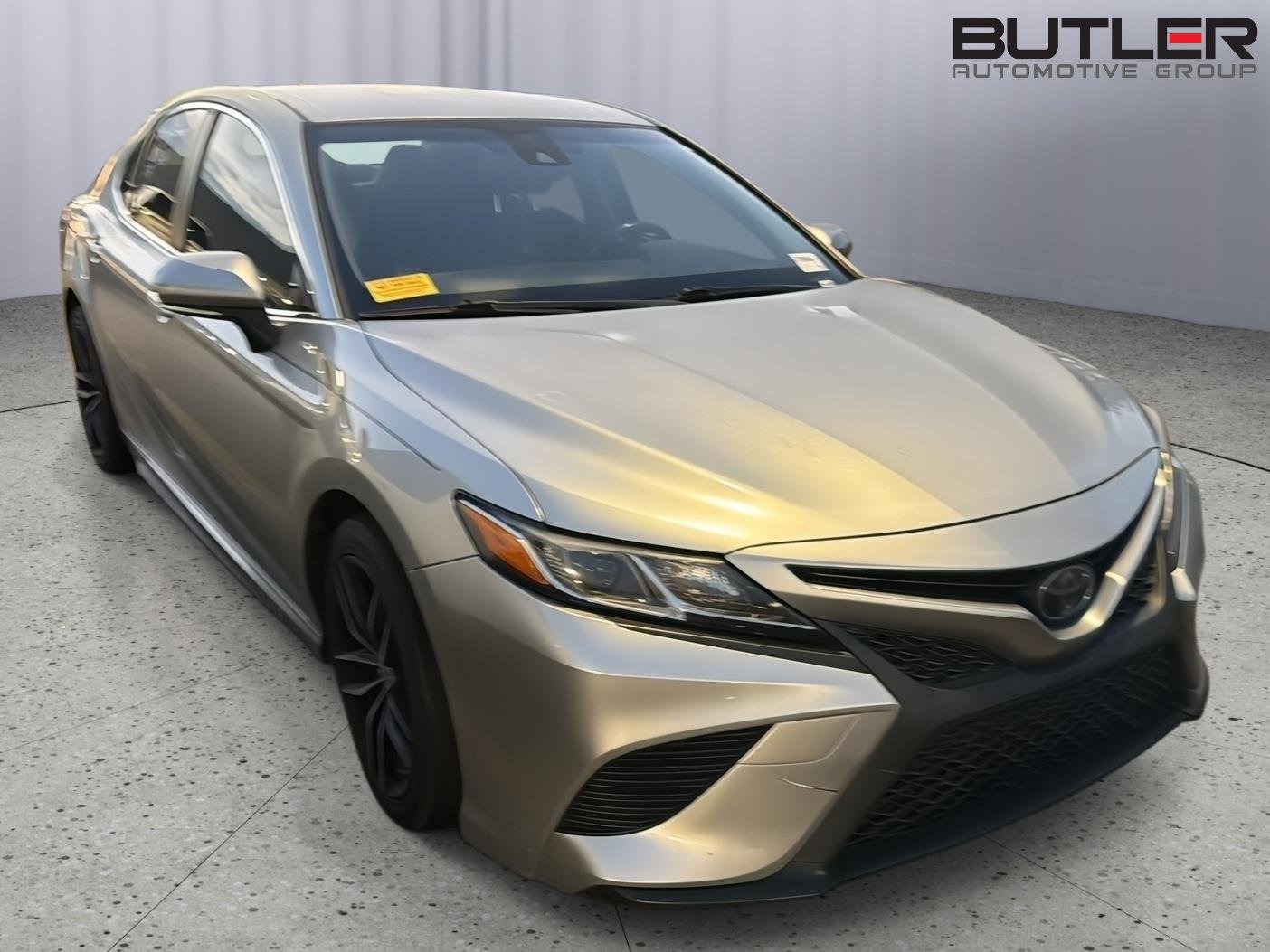 Used 2018 Celestial Silver Metallic Toyota SE image 3
