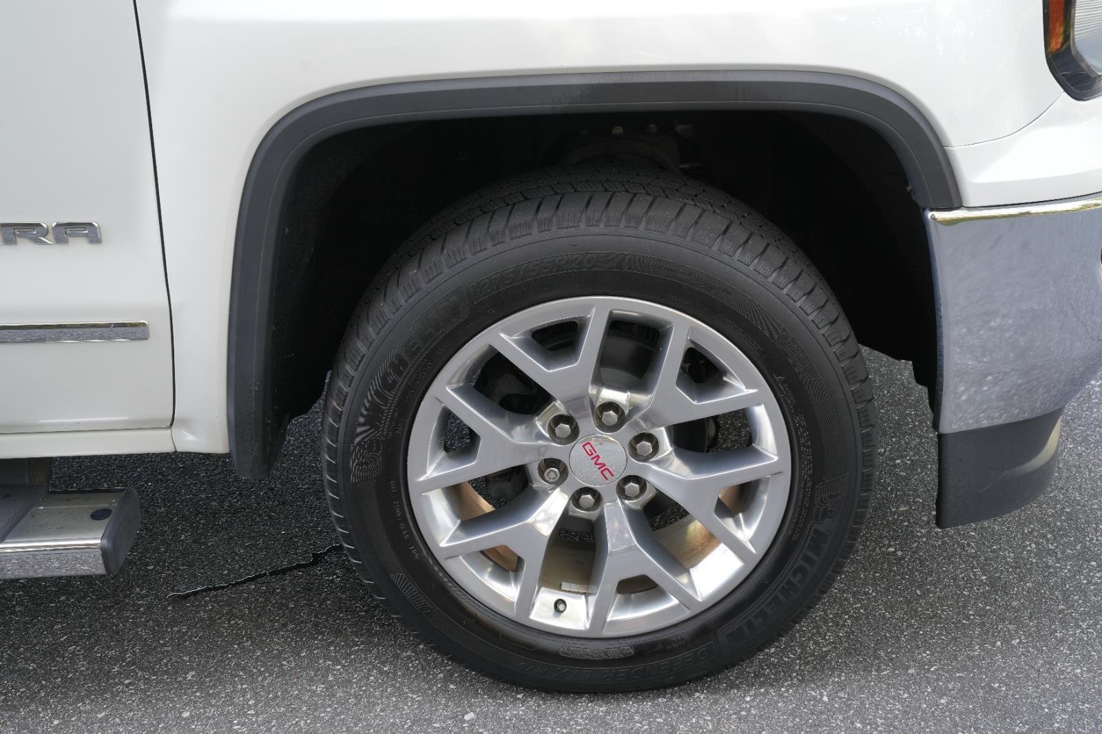 Used 2018 WHITE FROST TRICOAT GMC SLT image 36
