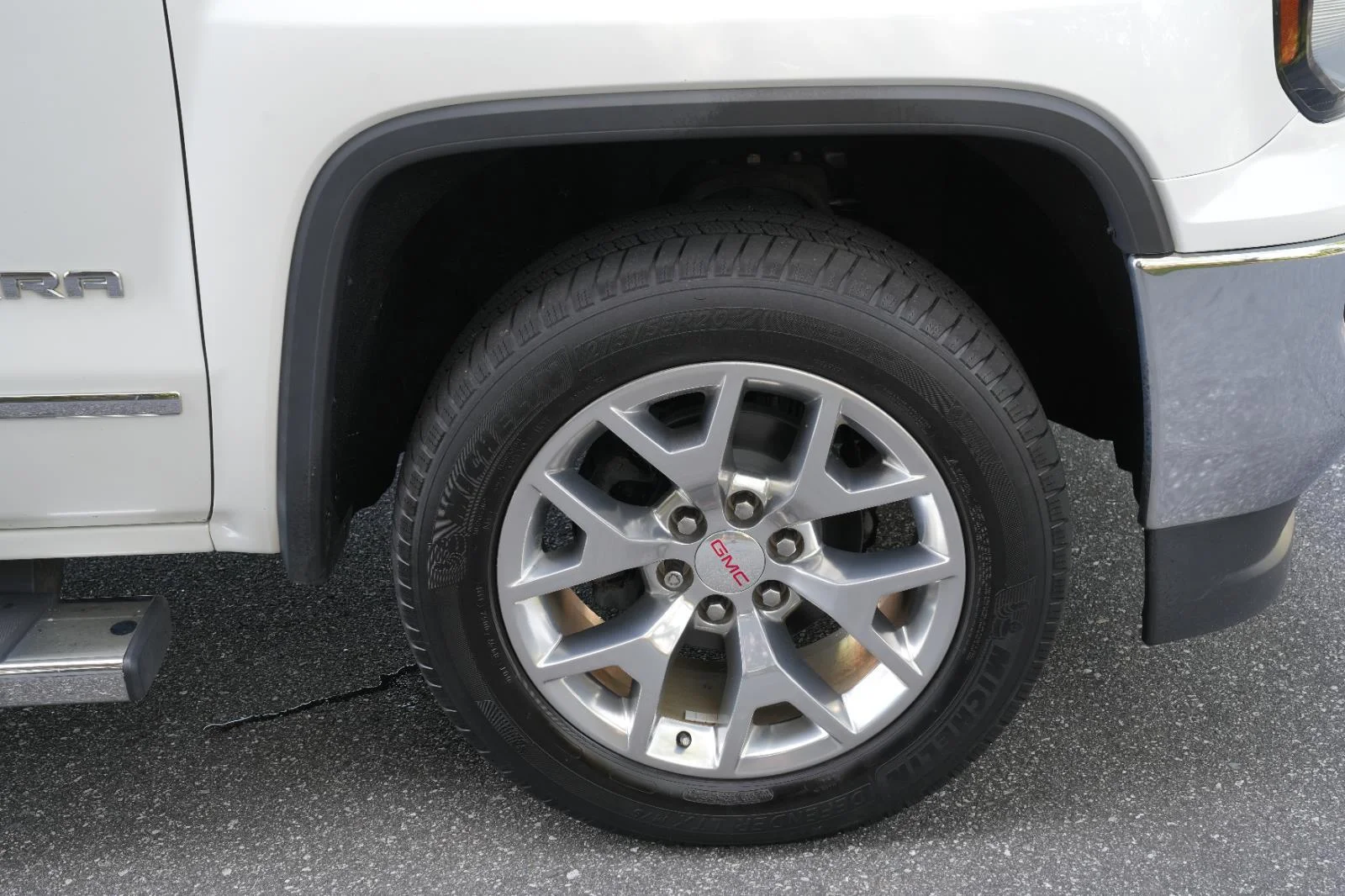Used 2018 WHITE FROST TRICOAT GMC SLT image 36