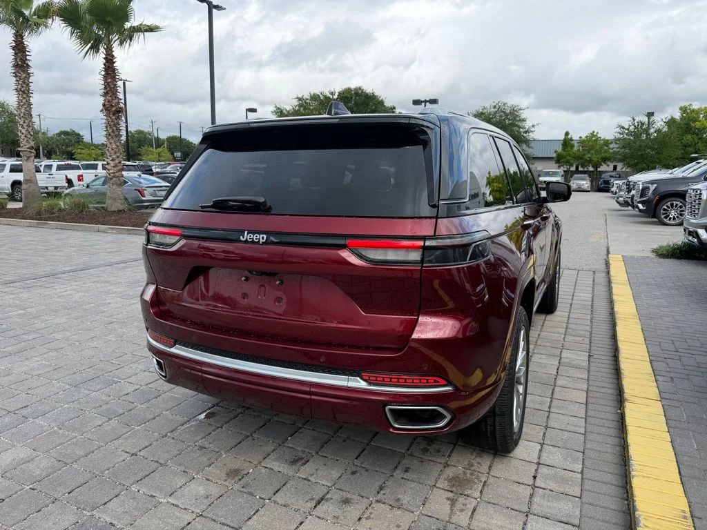 Used 2022 Velvet Jeep Summit image 6