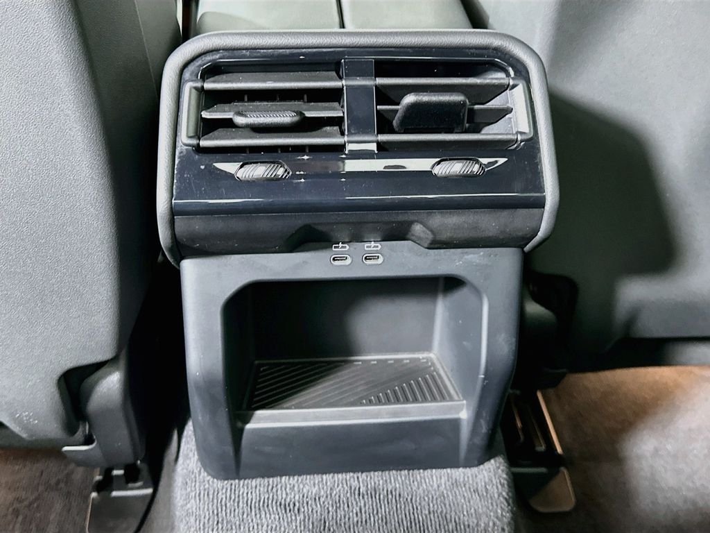 2026 BMW 5 Series 550e - Photo 25