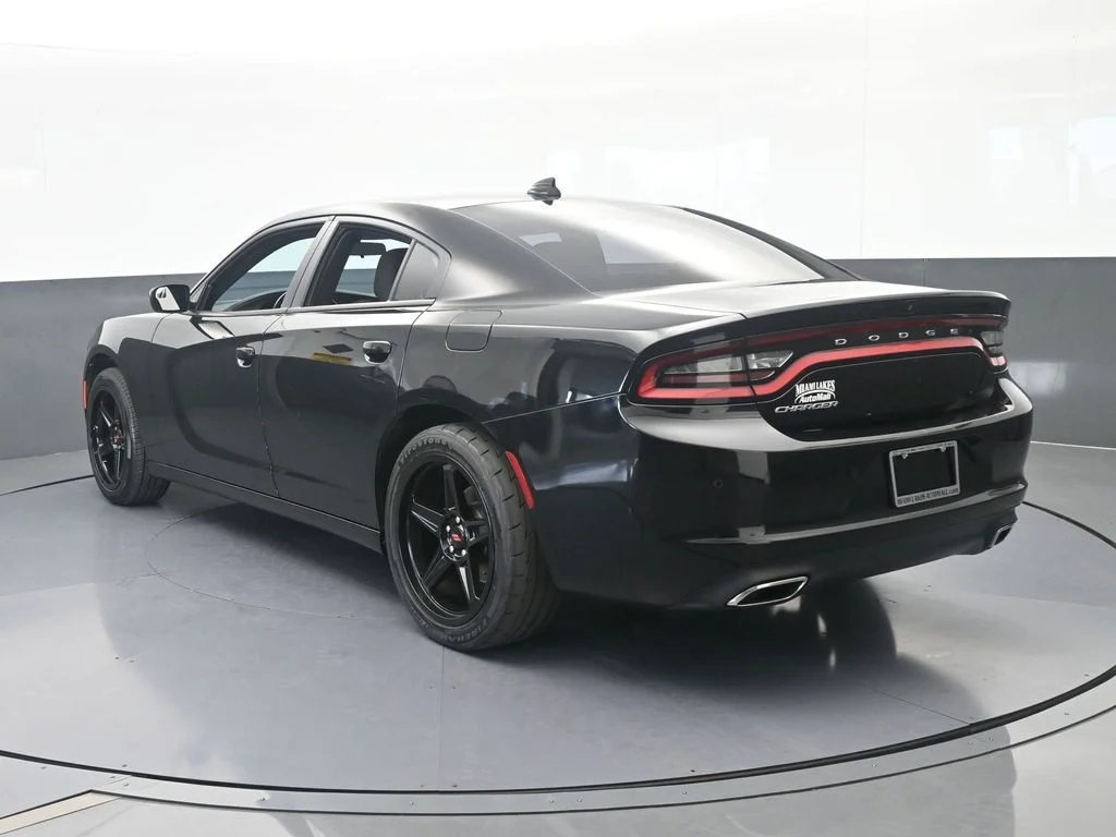 Used 2023 Pitch Black Clearcoat Dodge SXT image 3
