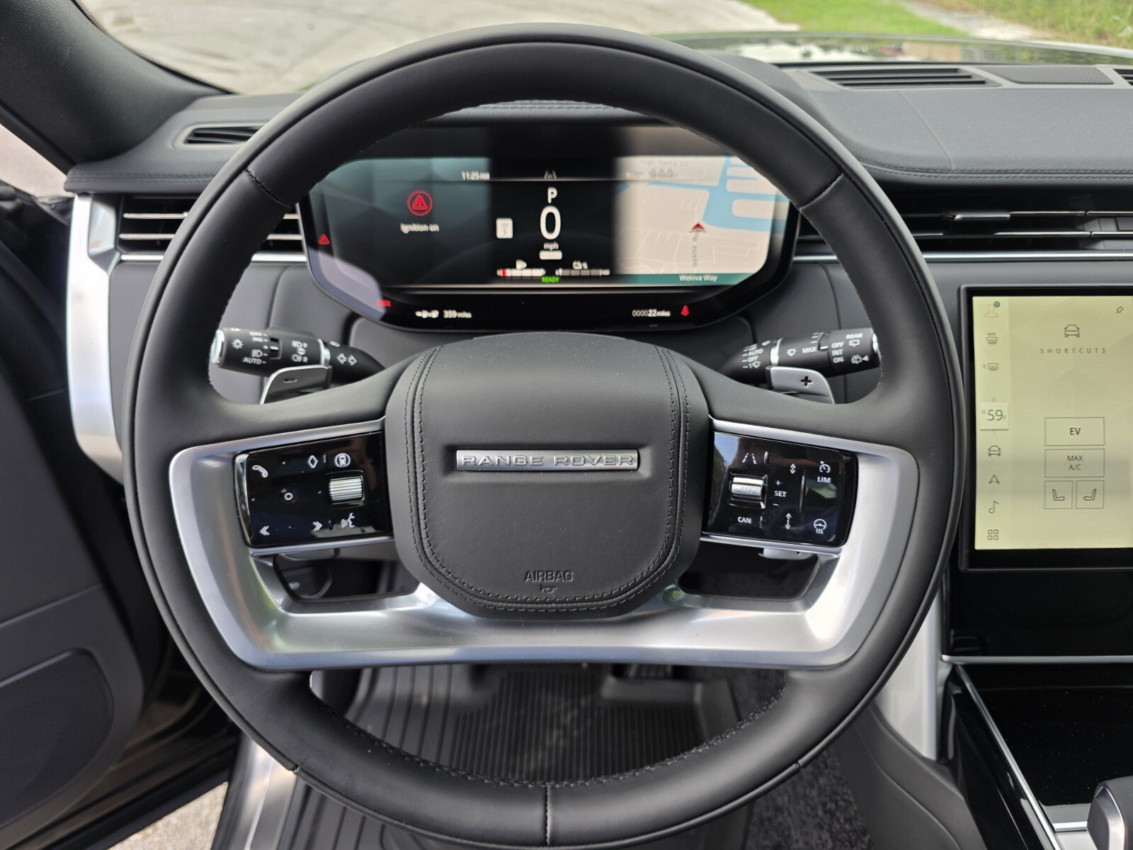 New 2027 Santorini Black Land Rover P550e SE image 16