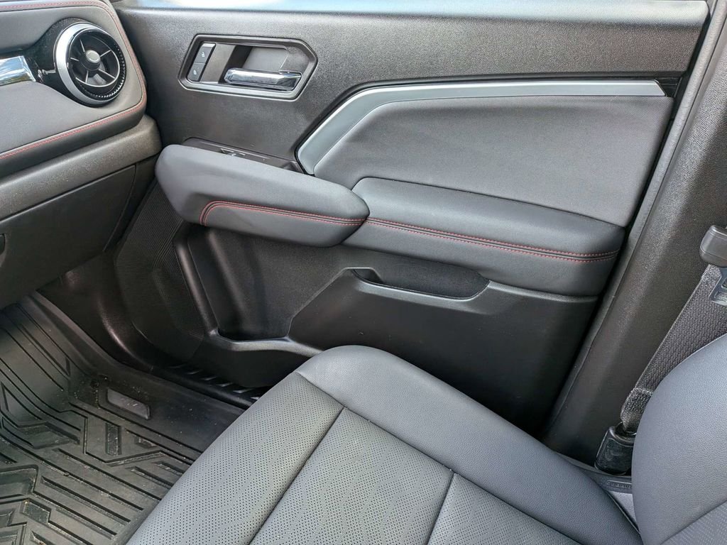 Used 2024 Red Chevrolet Z71 image 18