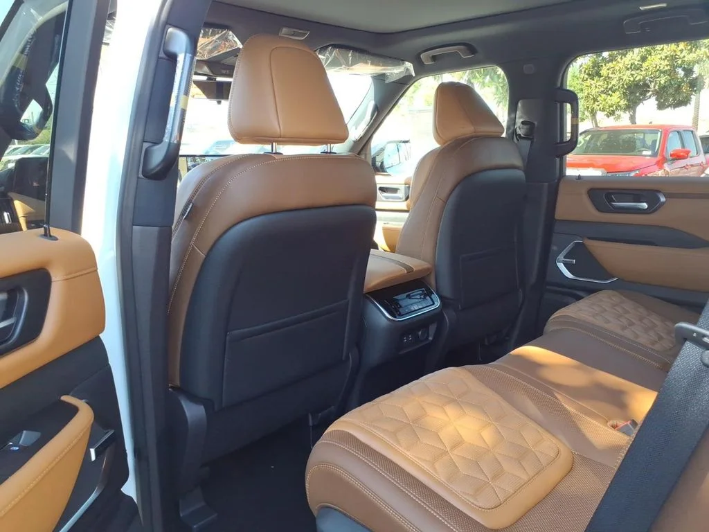 New 2026 Everest White TriCoat / Super Black Two-tone Nissan Platinum Reserve image 15