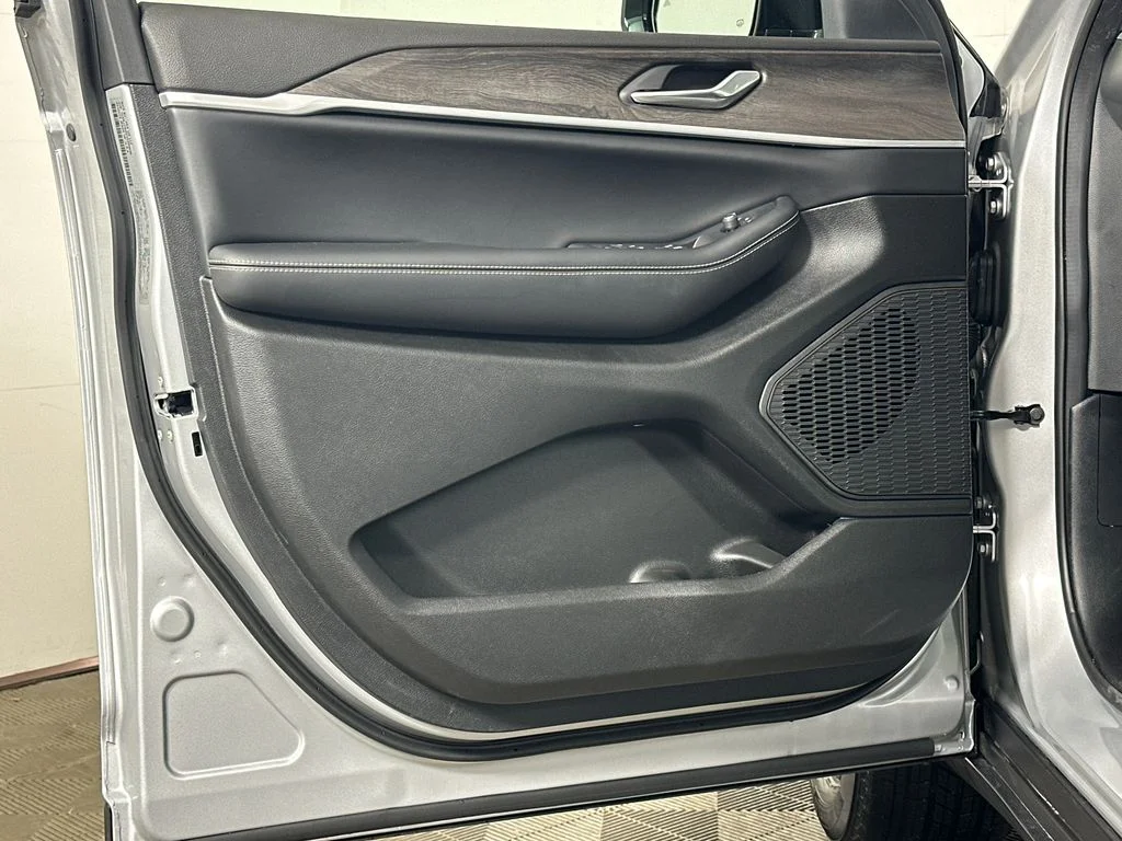 New 2026 Silver Zynith Exterior Paint Jeep Altitude image 14