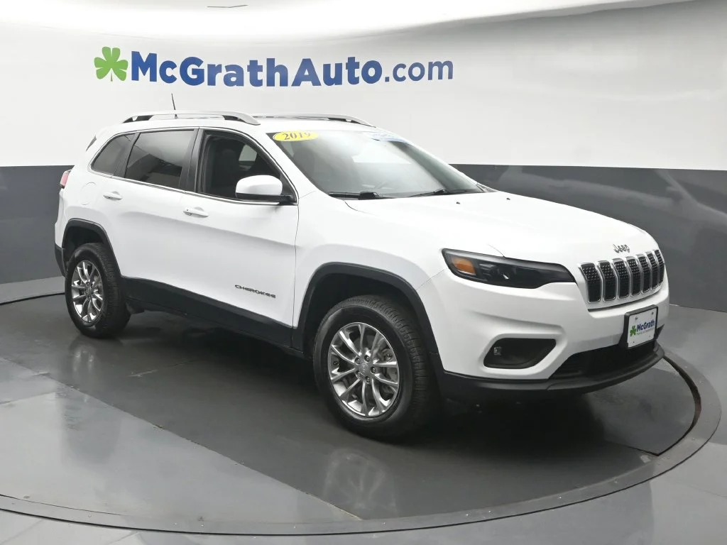 Used 2019 White Jeep Latitude Plus image 2