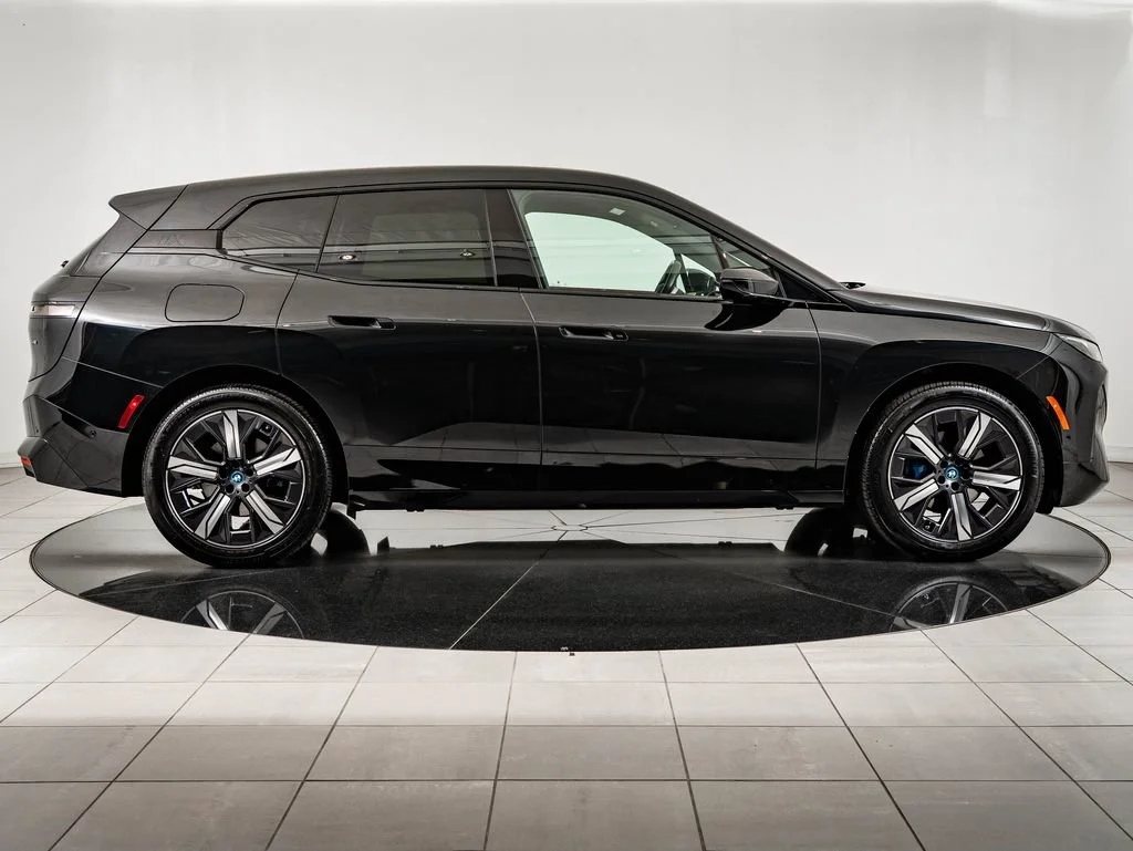 Used 2023 Black Sapphire Metallic BMW xDrive50 image 11