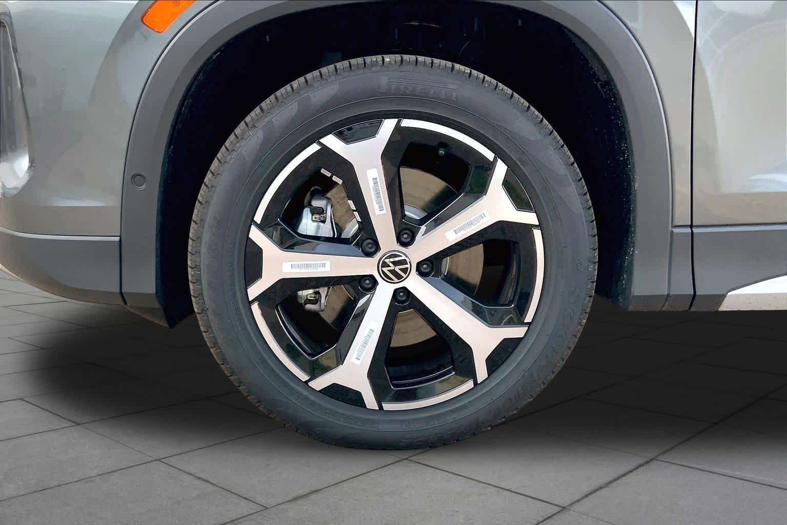 New 2026 Platinum Gray M Volkswagen SE image 12