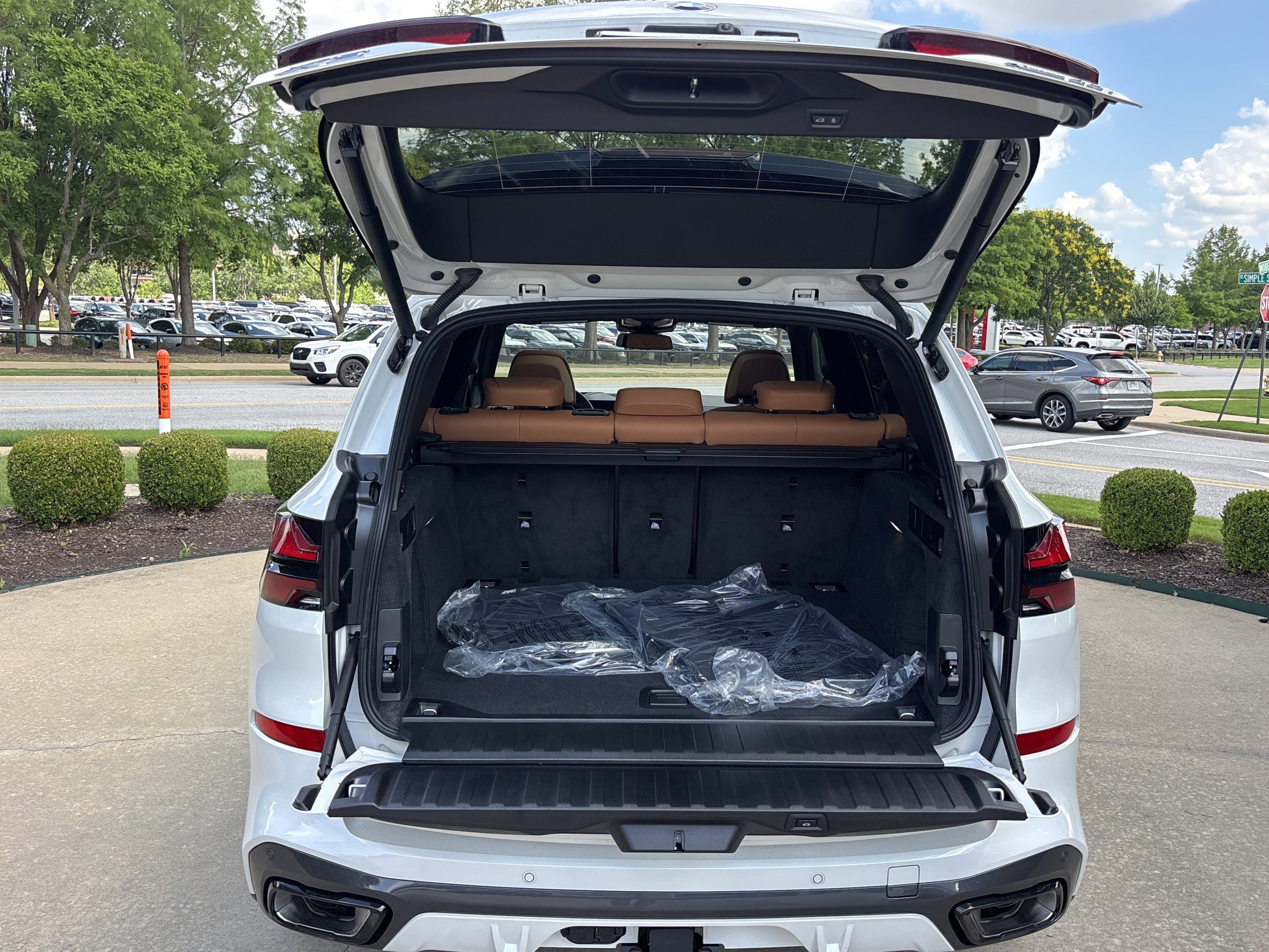 New 2026 MINERAL WHITE BMW xDrive40i image 8