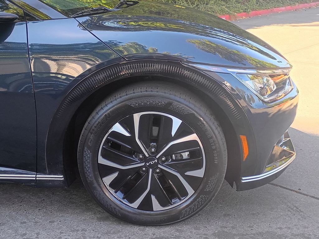 Used 2023 Gravity Blue Kia Wind image 2