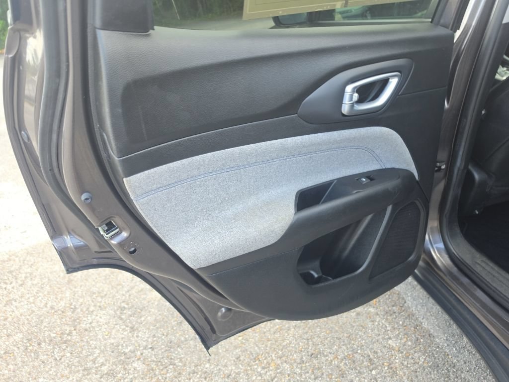 Used 2022 Gray Jeep Latitude FWD image 26