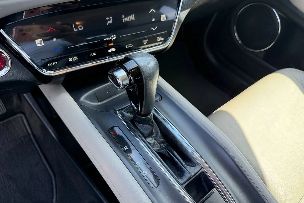Used 2018 White Honda EX-L image 19