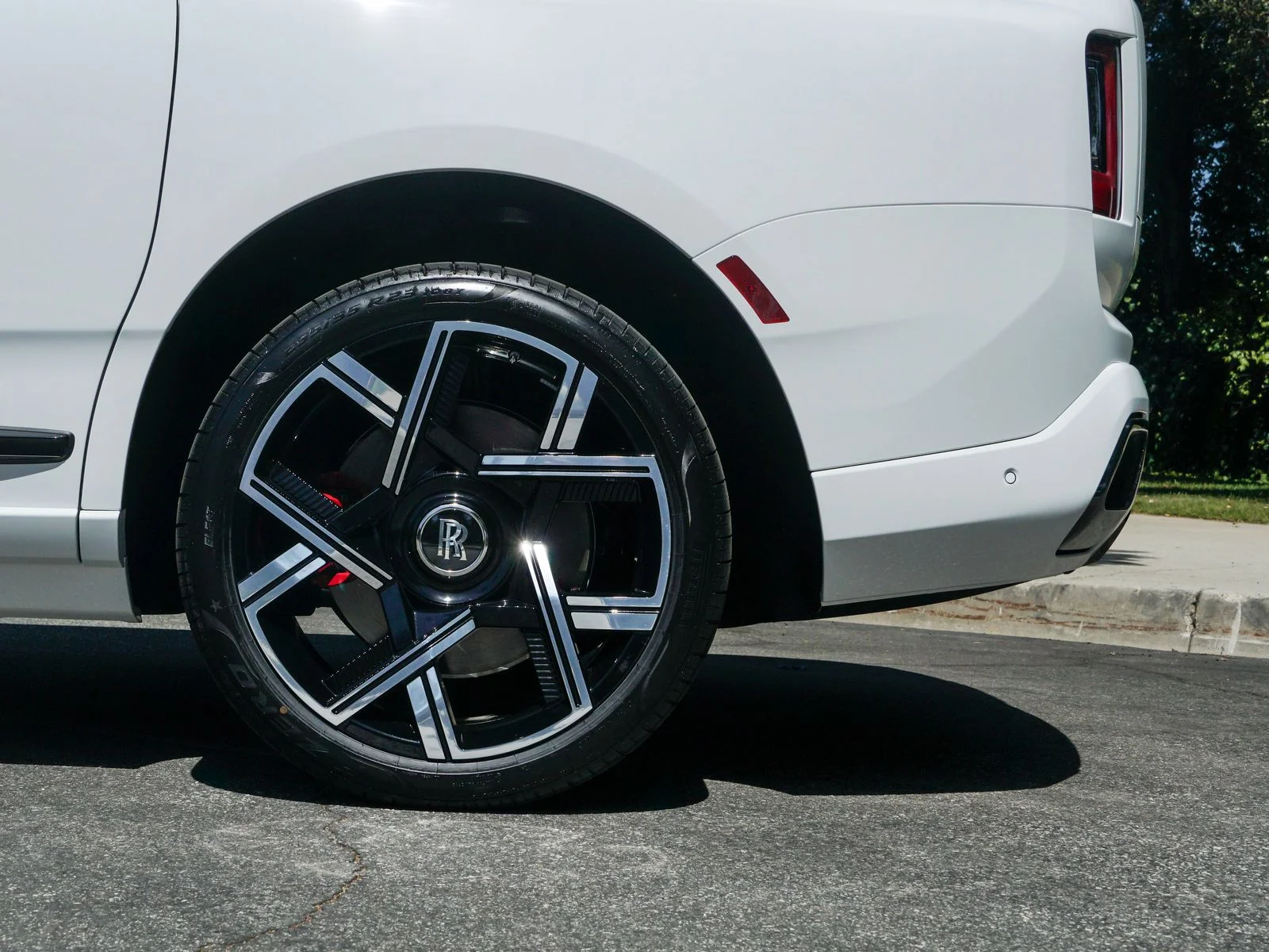 New 2027 Arctic White Rolls-Royce Black Badge image 21