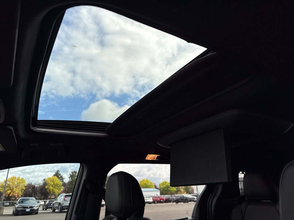 Used 2025 Wind Chill Pearl Toyota Platinum image 18