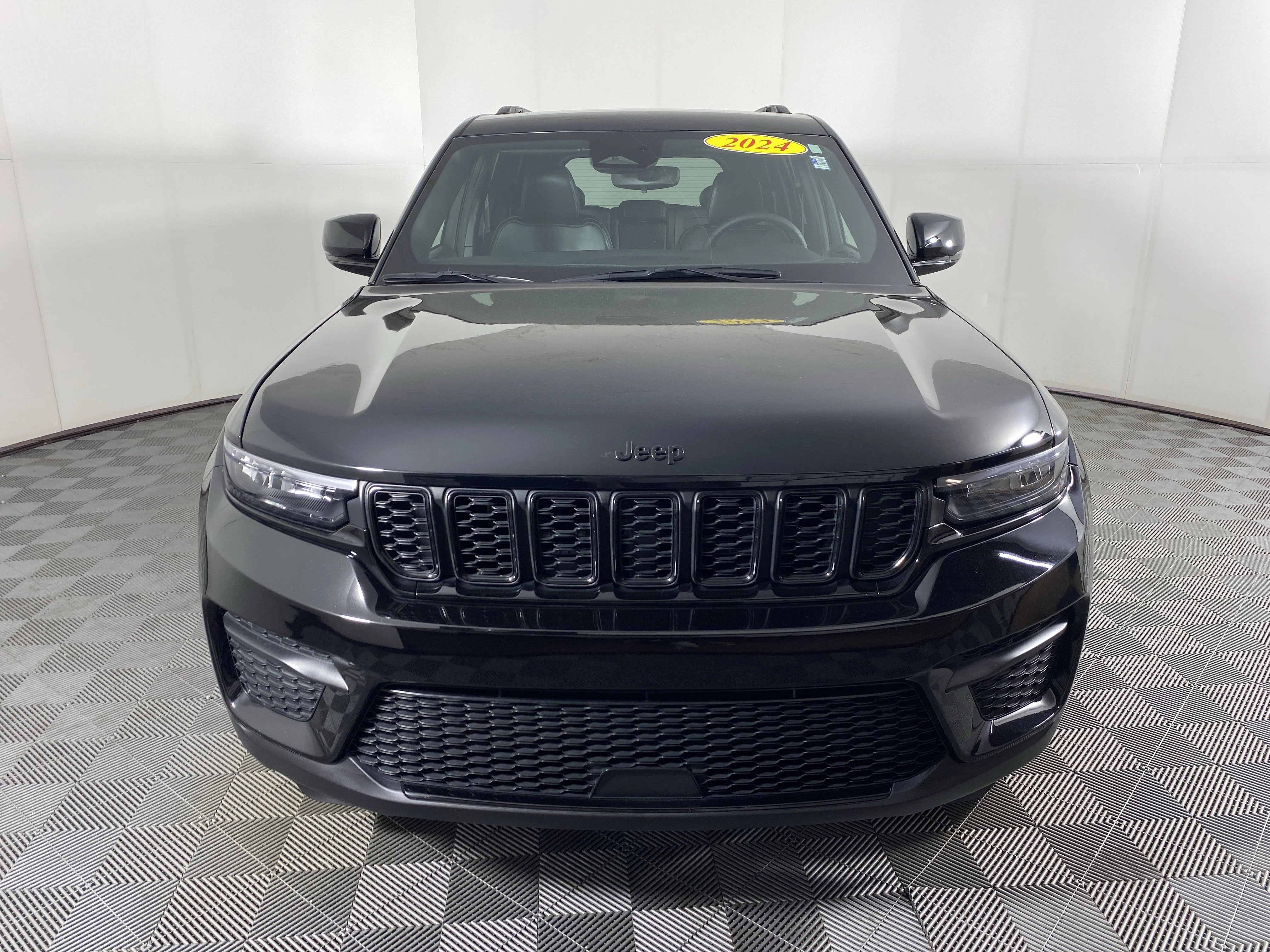 Used 2024 Diamond Black Crystal Pearlcoat Jeep Altitude X image 12