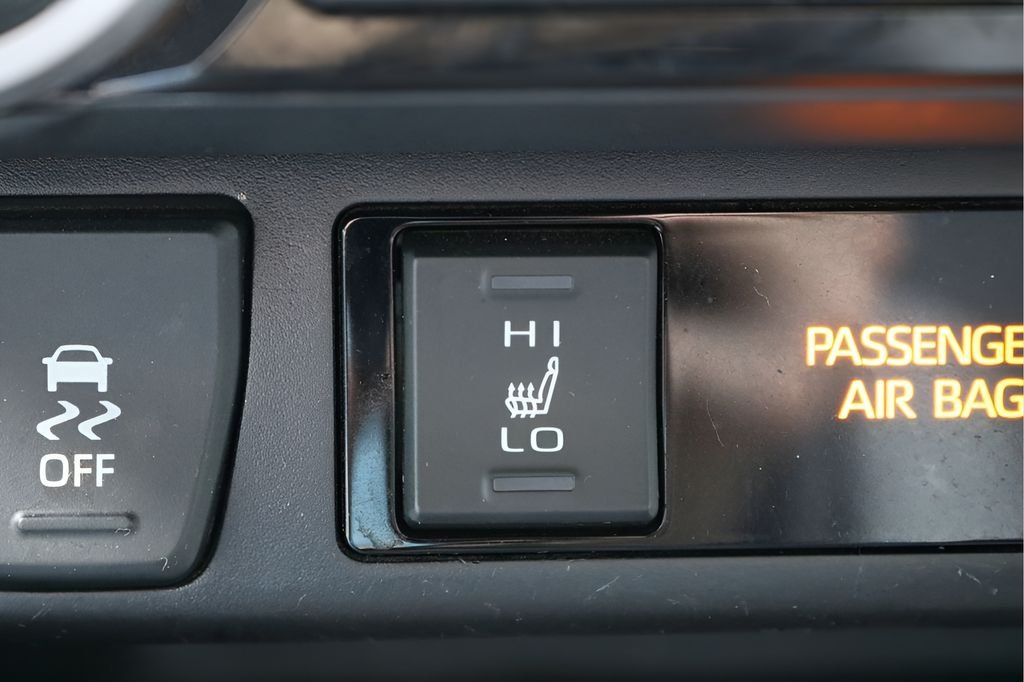 Used 2019 Silver Toyota XLE image 25