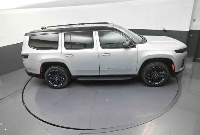 New 2026 Silver-Zynith Exterior Paint Jeep 85th Anniversary Edition image 17
