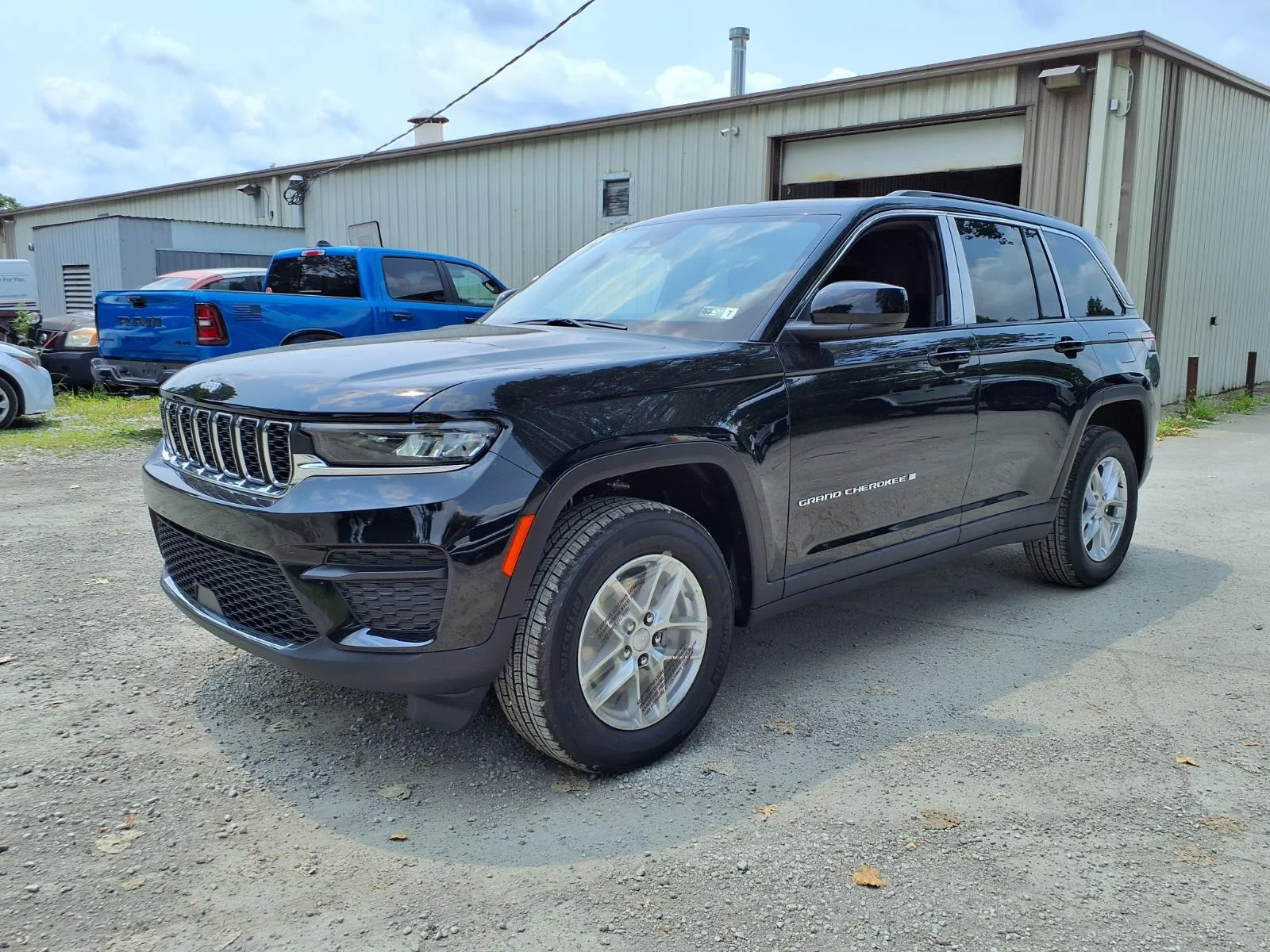 New 2026 Diamond Black Crystal Pearlcoat Jeep Laredo X image 3