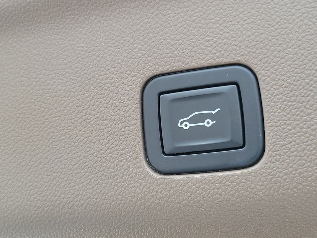 Used 2022 White GMC Denali image 9