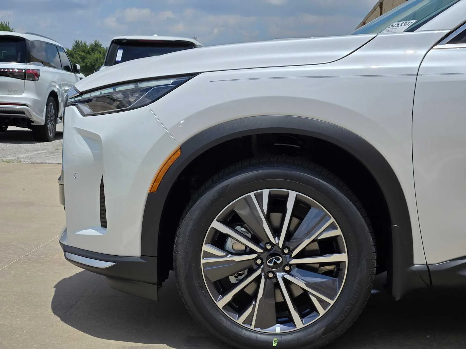 New 2027 RADIANT WHITE INFINITI Luxe FWD image 6