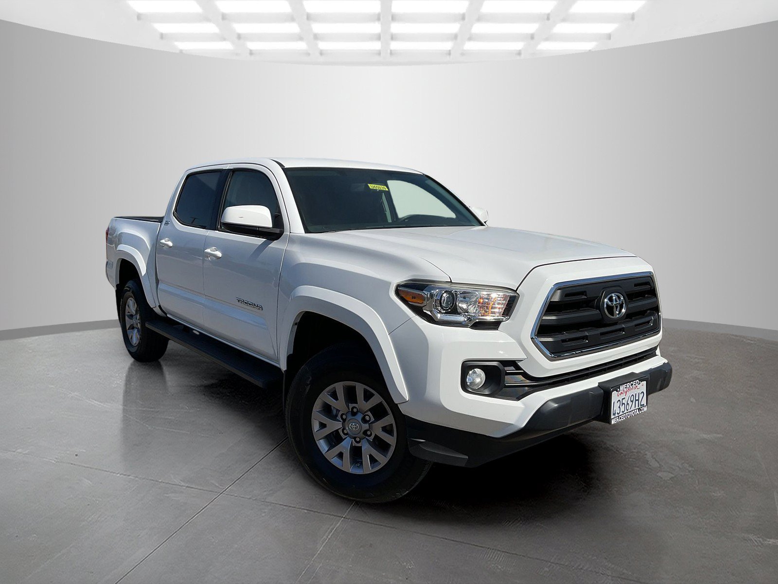 Used 2017 Super White Toyota SR5 image 7