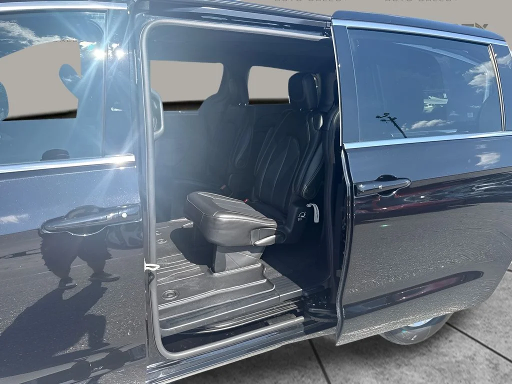 Used 2025 Black Chrysler LX image 23