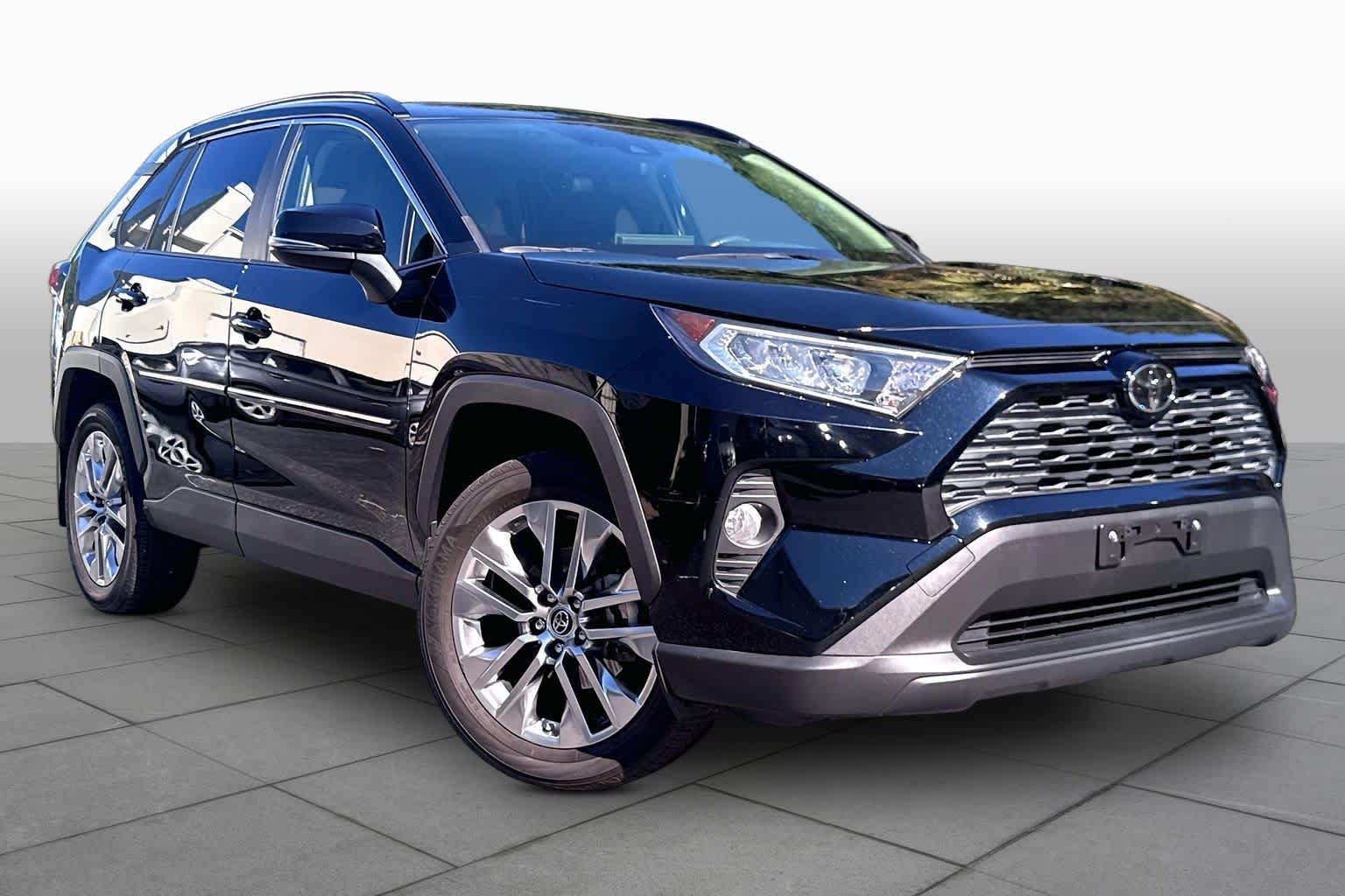 Used 2019 Midnight Black Metallic Toyota XLE Premium image 3