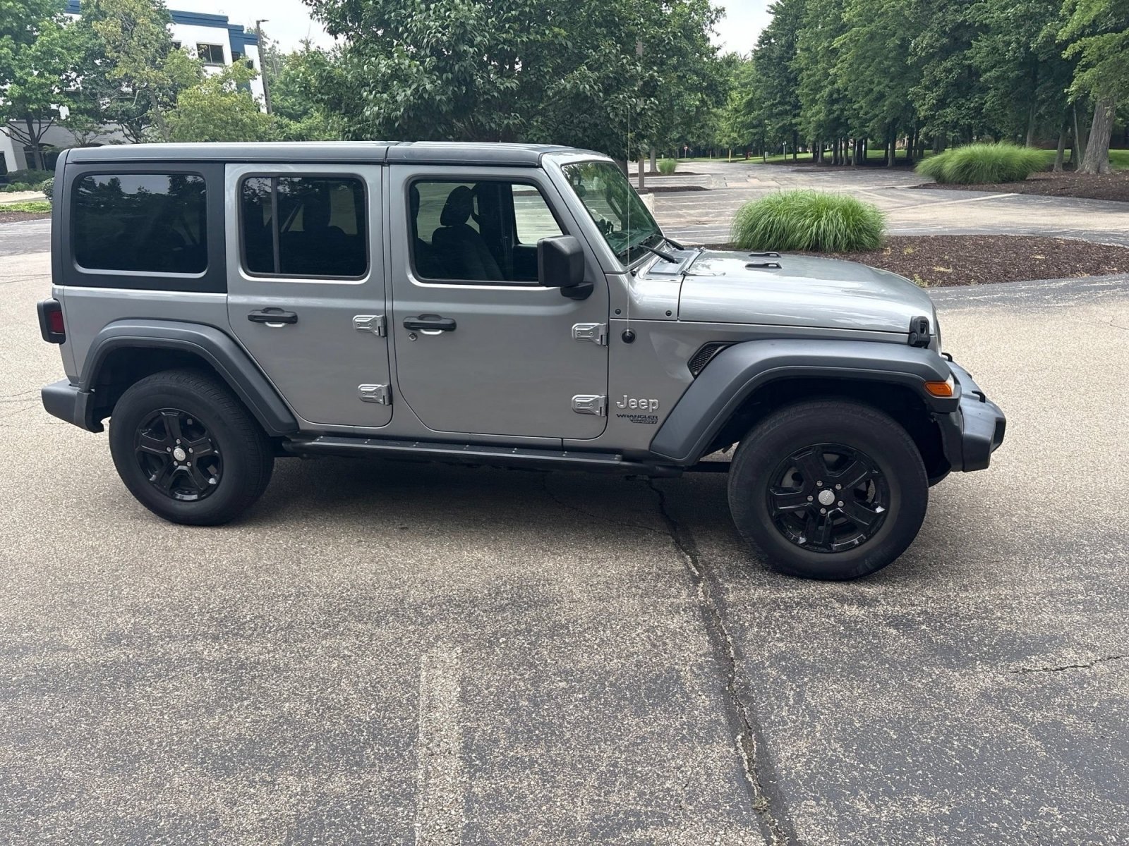 Used 2018 Billet Silver Metallic Clearcoat Jeep Sport S image 20