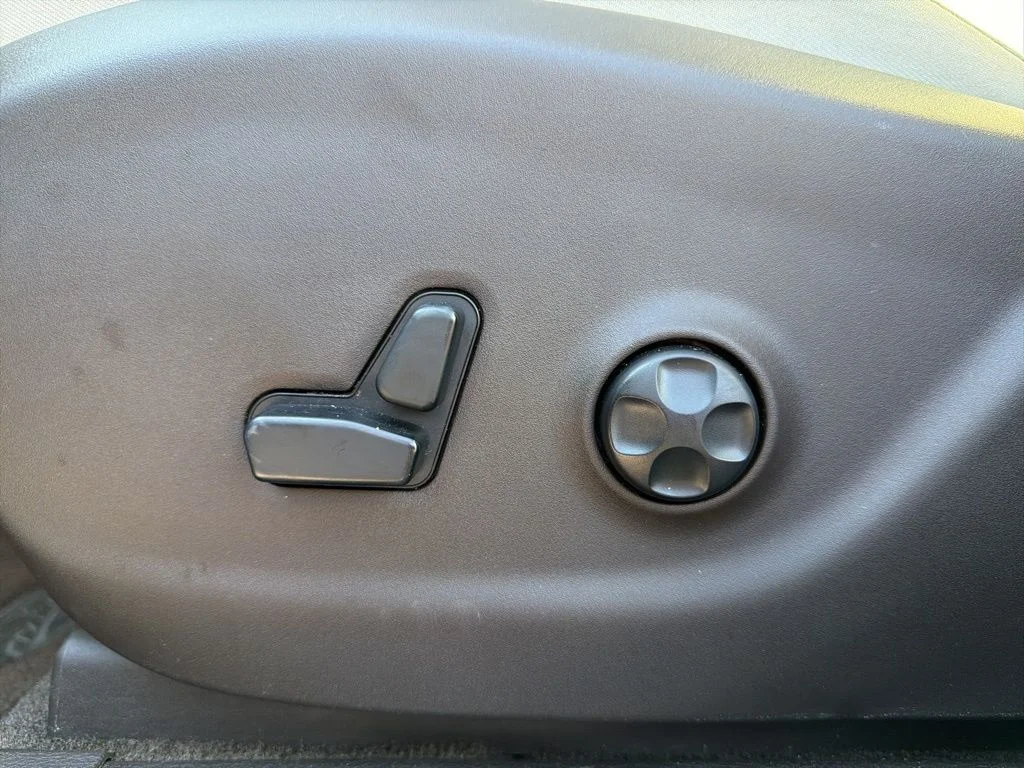Used 2018 White Jeep Overland image 33