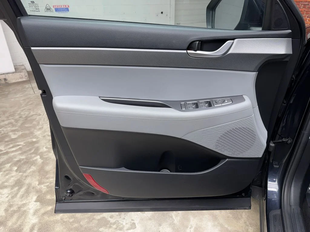 Certified Used 2025 Moonlight Hyundai SEL image 9