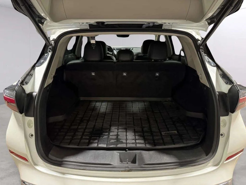 Used 2023 Pearl White Tricoat Nissan SL image 29