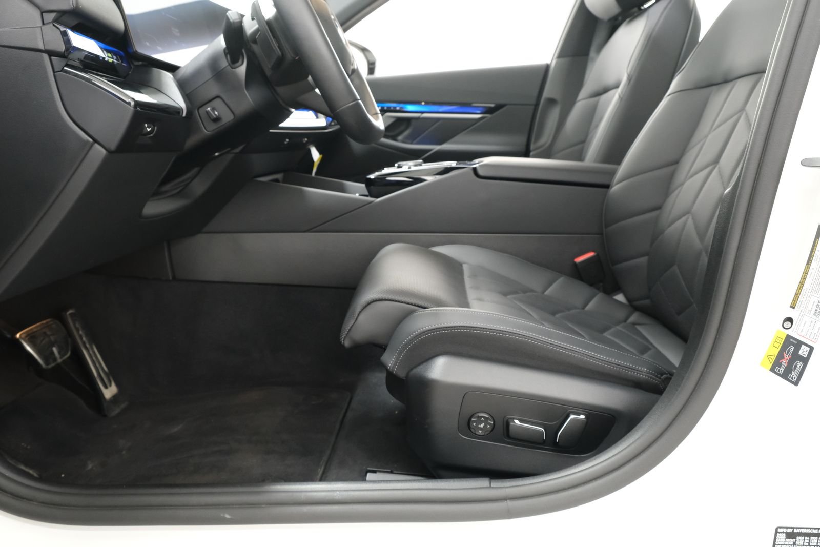 2025 BMW i5 M60 - Photo 32