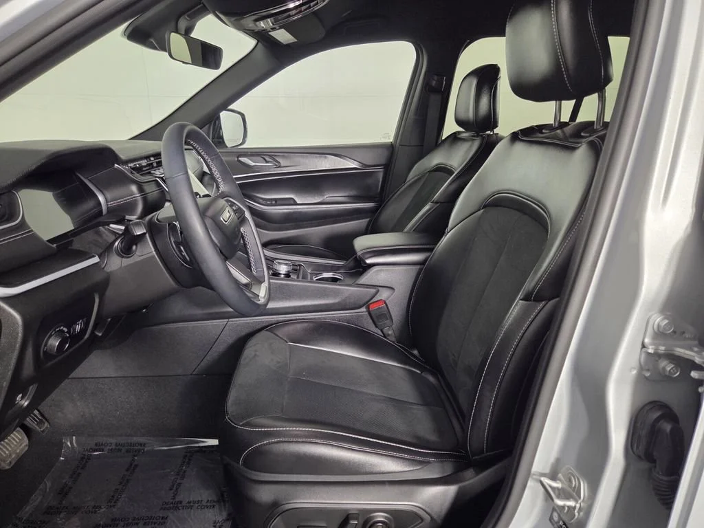 Used 2025 Silver Zynith Jeep Altitude image 13