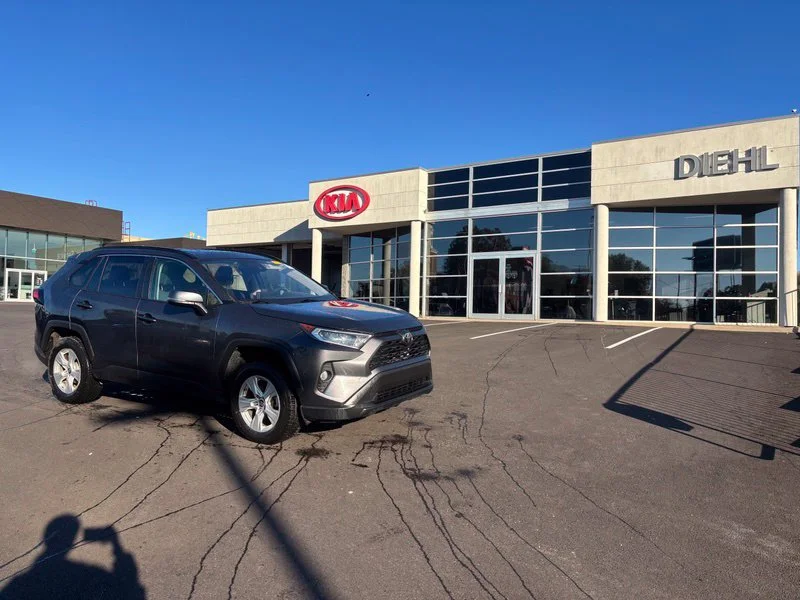 Used 2019 Gray Toyota XLE image 4