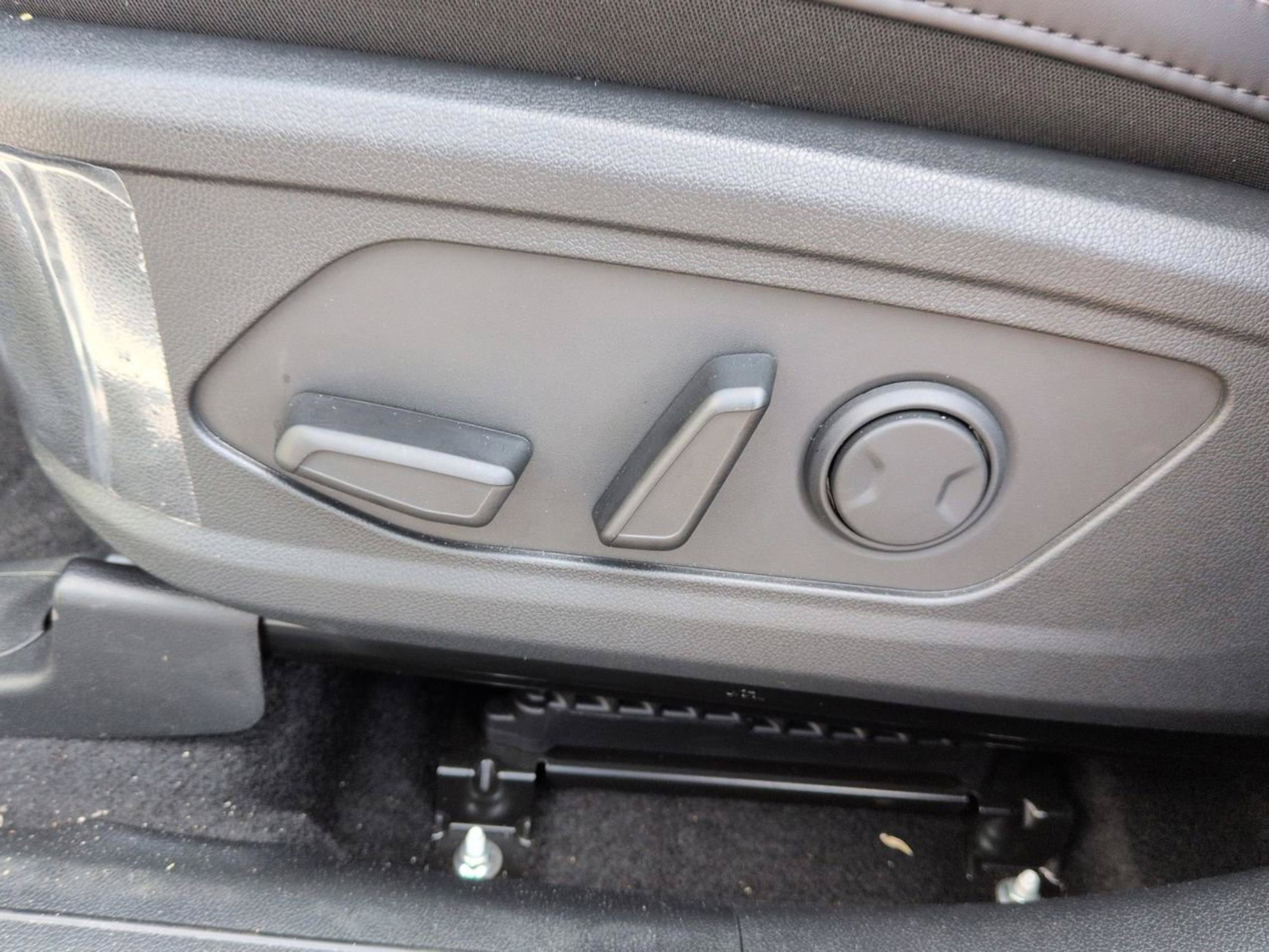 New 2026 Snow White Pearl Kia EX image 19