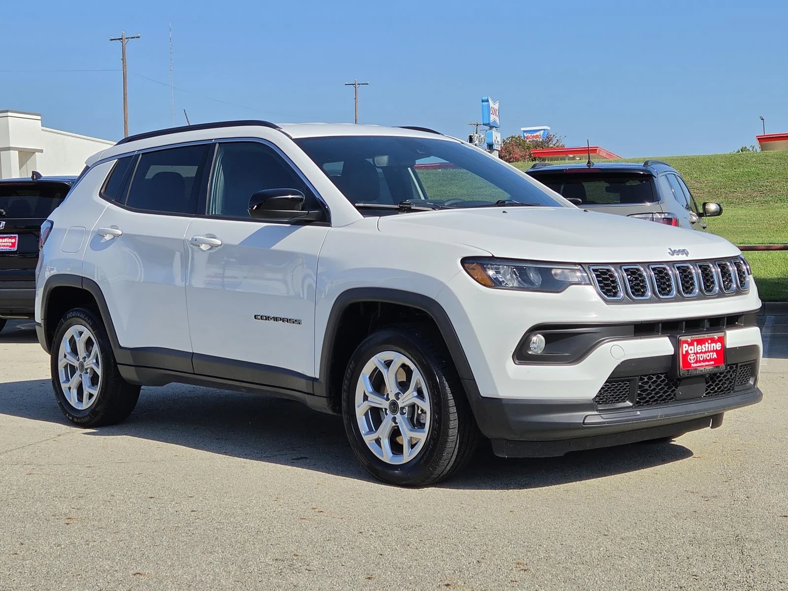 Used 2025 White/off-white Jeep Latitude 4x4 image 1
