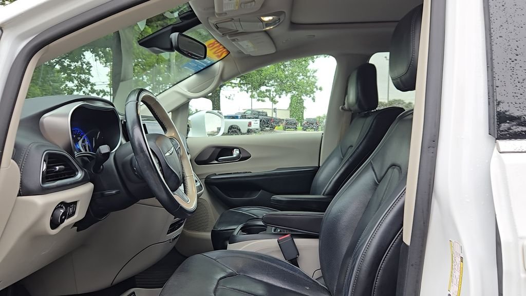 Used 2018 White Chrysler Limited image 34