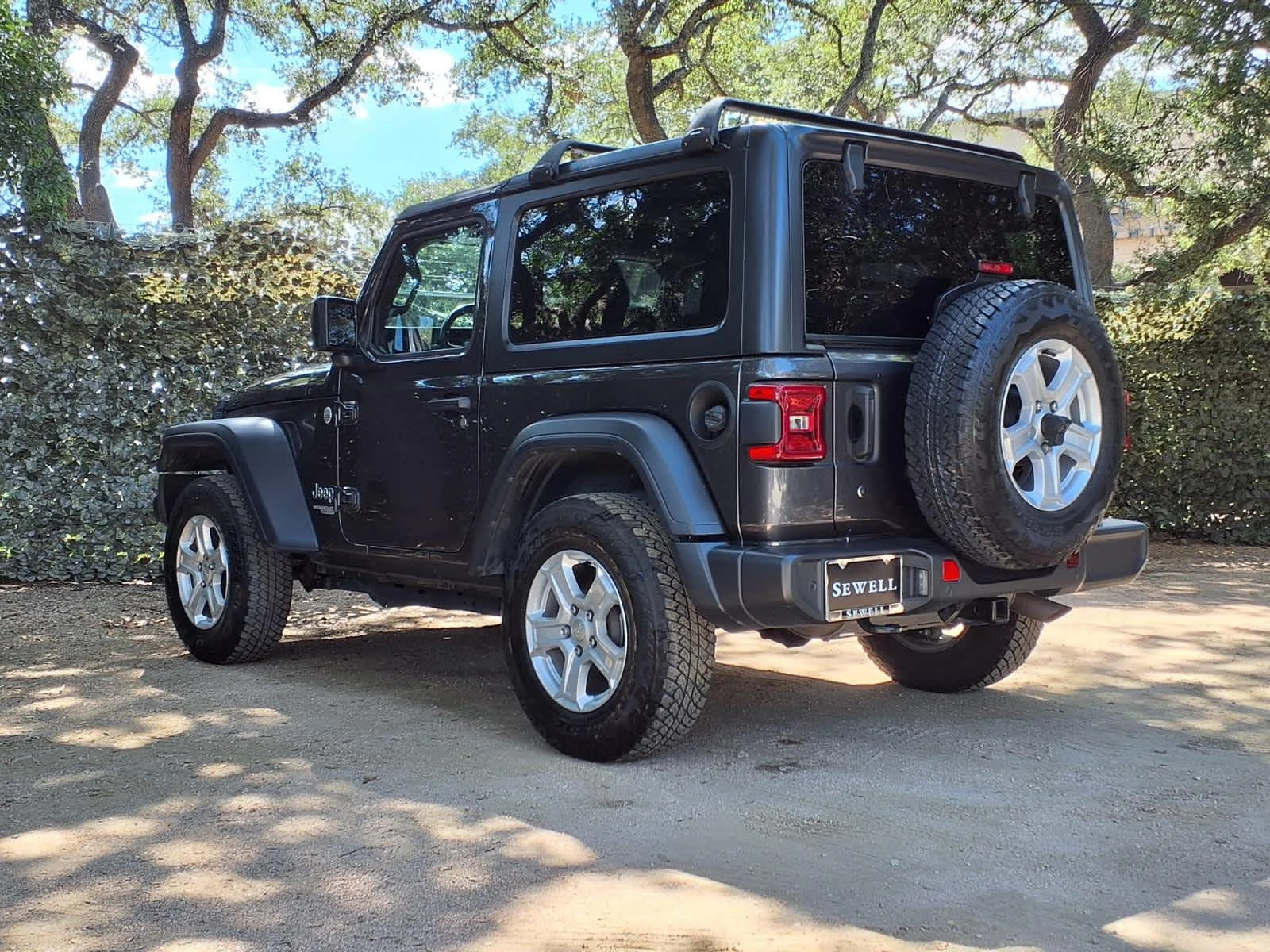 Used 2019  Jeep Sport S image 5